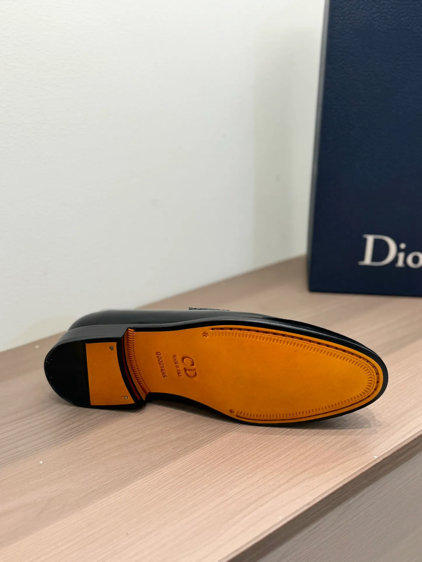 [Dior Dior] Top P: 960💰 Standard code 39-44 (38.45.46 custom-made, non-refundable and non-exchangeable) Dior Dior's latest high-end men's boutique casual leather shoes, the upper is carefully made of black cowhide/open-edge beaded leather/high-mercerized frosted cowhide, the classic silhouette shows elegance, and the upper strap is matched with a metal-coated CD Icon decorative buckle to enhance the style. Comfortable and lightweight, the Italian leather sole features anti-slip rubber inserts. The Blake structured leather sole with anti-slip details showcases Dio*'s exceptional craftsmanship. Elegant and refined, it can be matched with all kinds of suits.